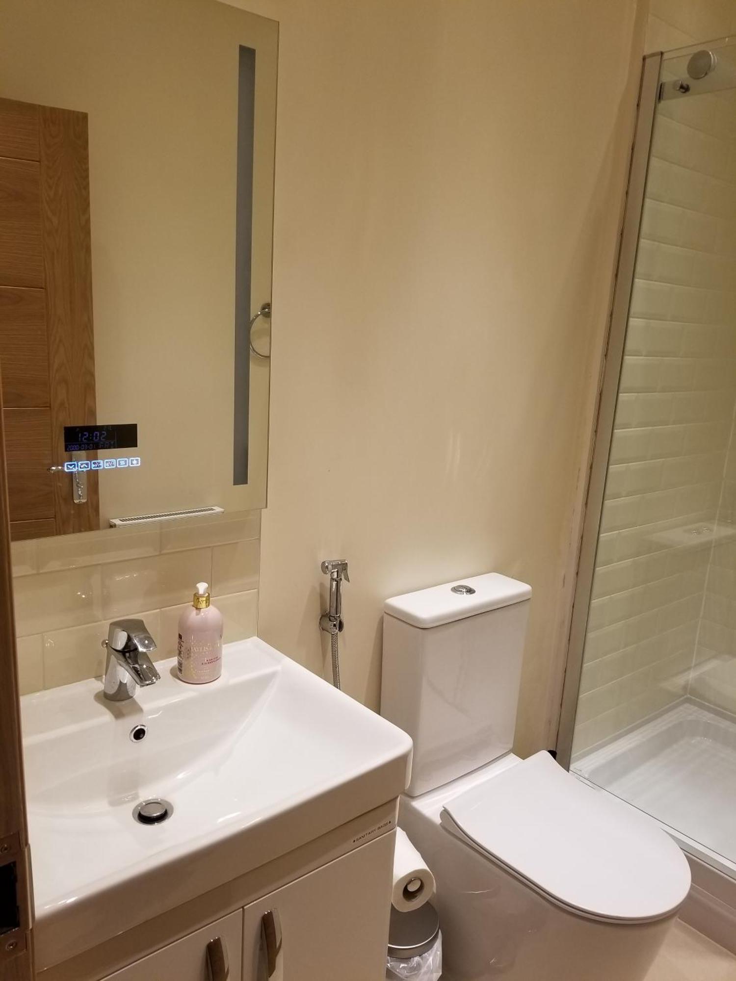 London Luxury Apartment 4 Bedroom Sleeps 12 People With 4 Bathrooms 1 Min Walk From Station Wanstead Exterior photo